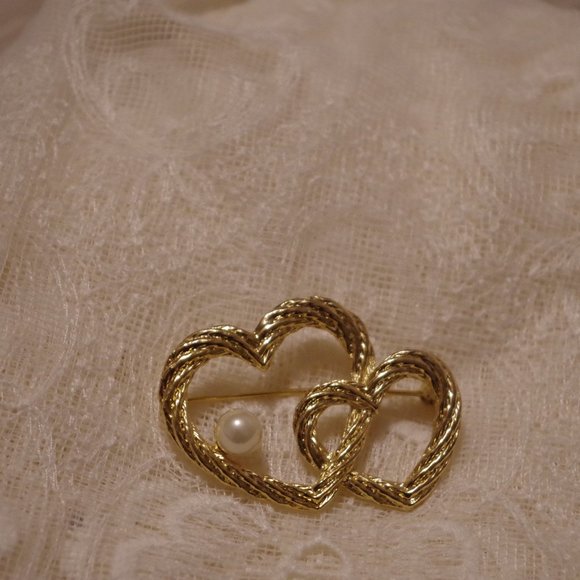 AAI Gold Tone InterLocking Heart Brooch With Faux Pearl Gold Plated - Picture 2 of 6